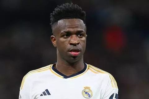 "لعدم كفاية الأدلة".. إسقاط تهمة النعصرية عن 2 من مشجعي برشلونة ضد فينيسيوس جونيور